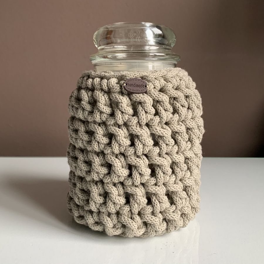 Ręcznie robiony Sweterek na świecę ze sznurka bawełnianego beżowy