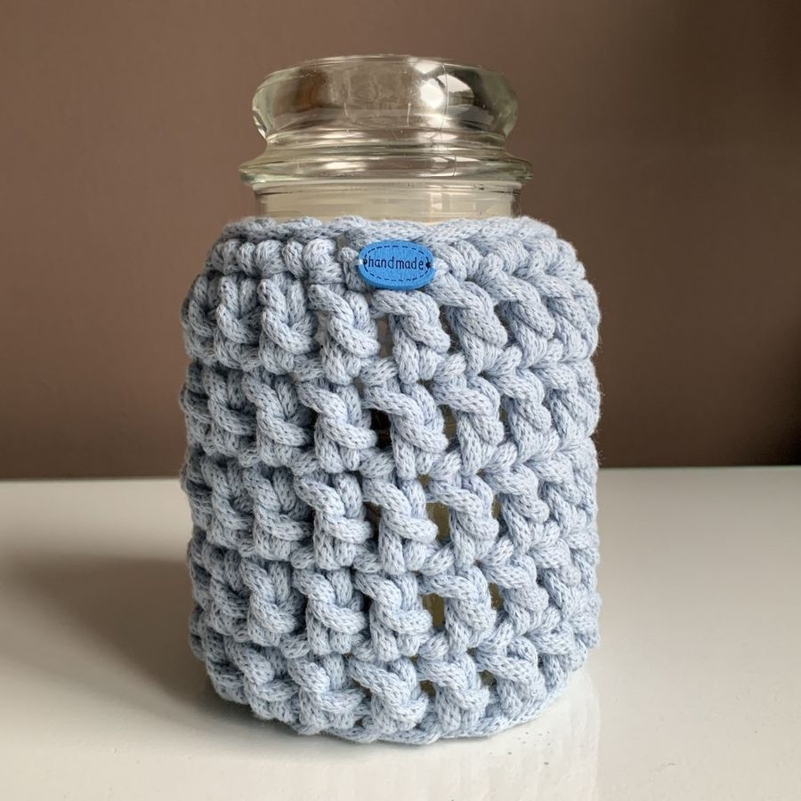 Ręcznie robiony Sweterek na świecę ze sznurka bawełnianego 400 błękit
