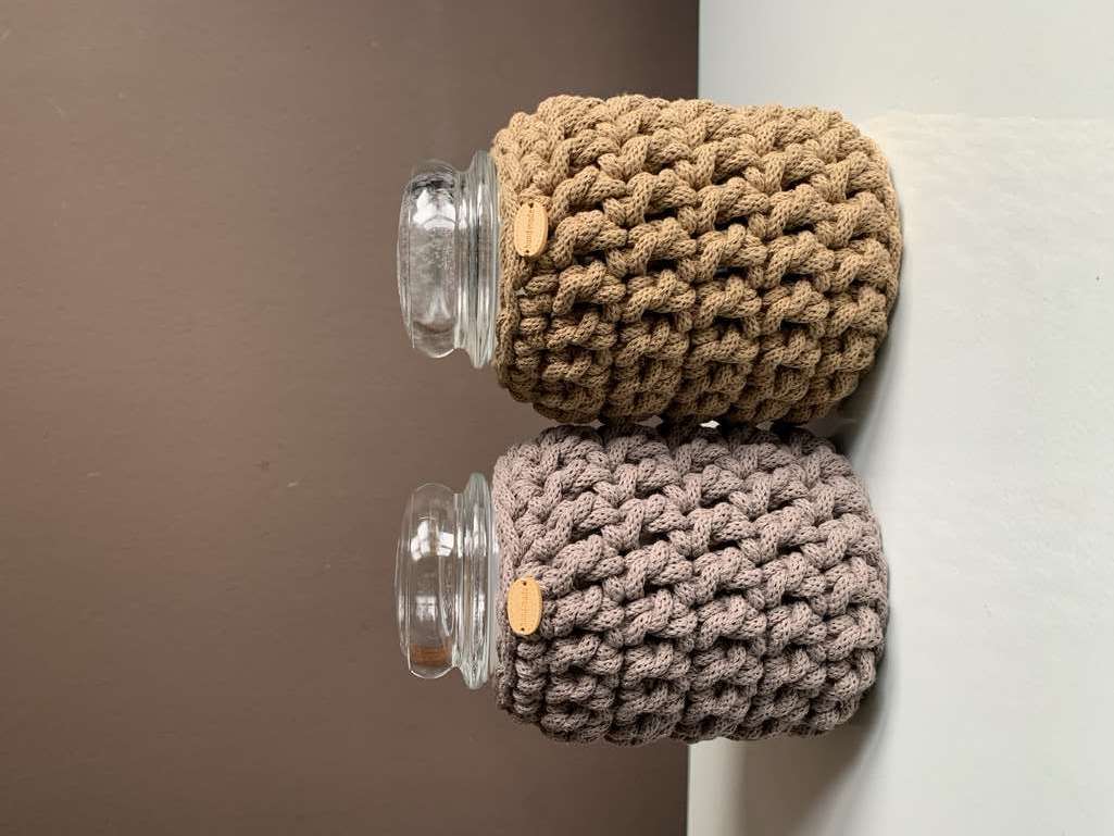 Ręcznie robiony Sweterek na świecę ze sznurka bawełnianego 700 Kakao